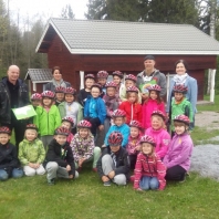 Kivityöliike E. Väisänen Oy ja Kuljetusliike AJ Lamminsivu Oy lahjoittivat Kurun Yhtenäiskoulun 1. luokan oppilaille pyöräilykypärät keväällä 2015. 
